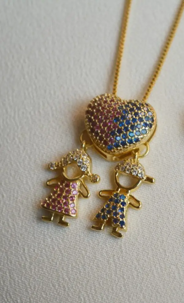 Colar Com Pingente de Coração e Casal Filhos ou Netos Colorido - Imagem 3